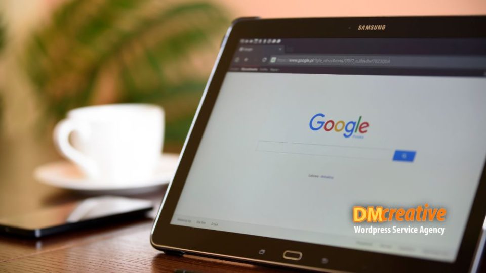 Веб страна на Google - е веб страница која продава. Таблет со отворен Google уз кафе.
