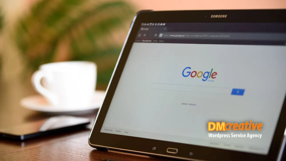 Веб страна на Google - е веб страница која продава. Таблет со отворен Google уз кафе.